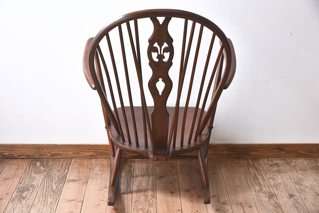 イギリスアンティーク　ERCOL(アーコール)　Windsor(ウィンザー)シリーズ　アザミの花の透かし彫りが上品なロッキングチェア(椅子、アームチェア)(R-048874)