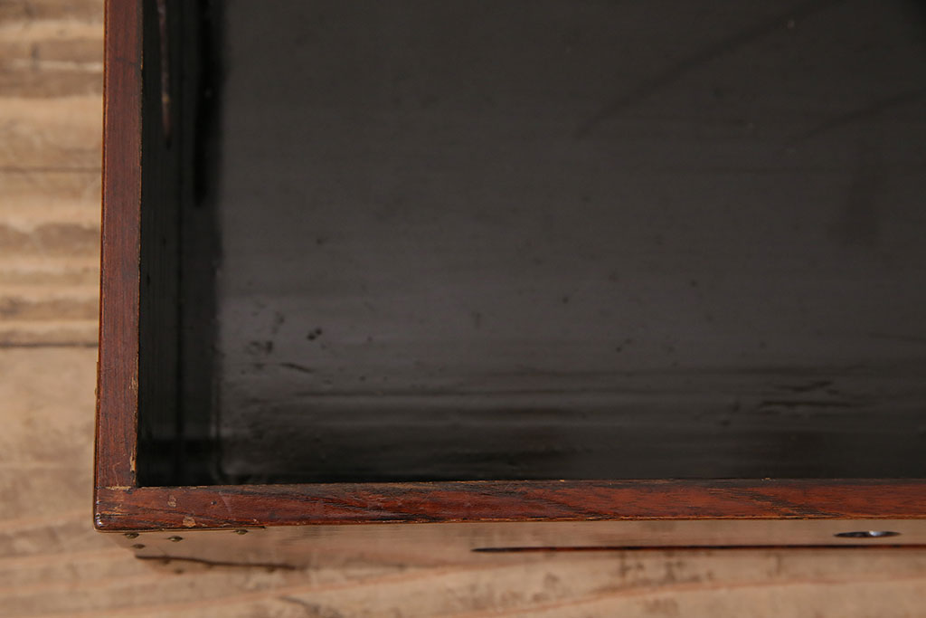 和製アンティーク　明治大正期　総ケヤキ材　漆塗り　透かし彫りの意匠と金の金具が目を惹く収納箱(木箱、小物収納)(R-048901)