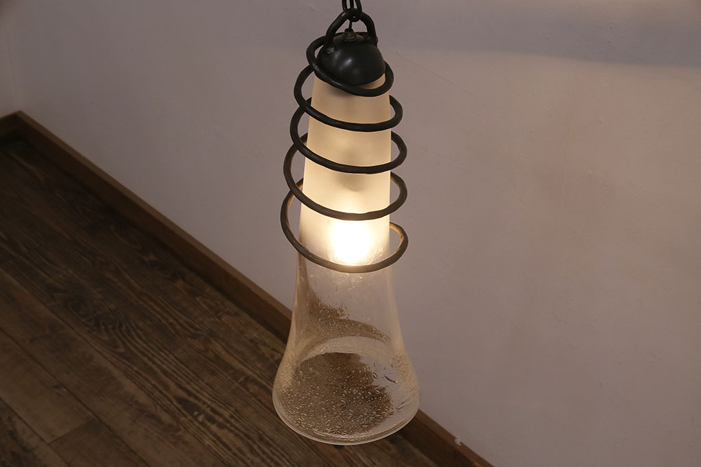 中古　アイアン　気泡ガラスがキラキラ輝くペンダント照明(天井照明、吊り下げ照明、シェード)(R-048907)