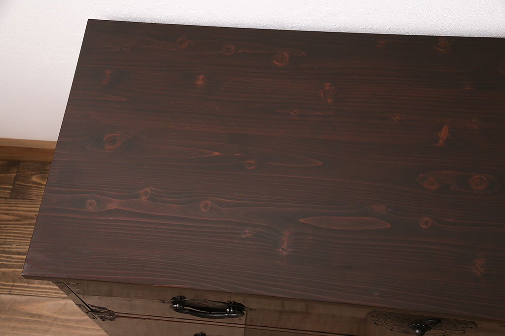 和製アンティーク　前面栗材　極美品!漆塗りの木肌が美しい米沢箪笥ローボード(衣装箪笥、時代箪笥)(R-048911)