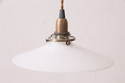 アンティーク照明　ノスタルジックな雰囲気漂う平笠シェードの吊り下げ照明(ペンダントライト、天井照明、電笠)(R-048996)