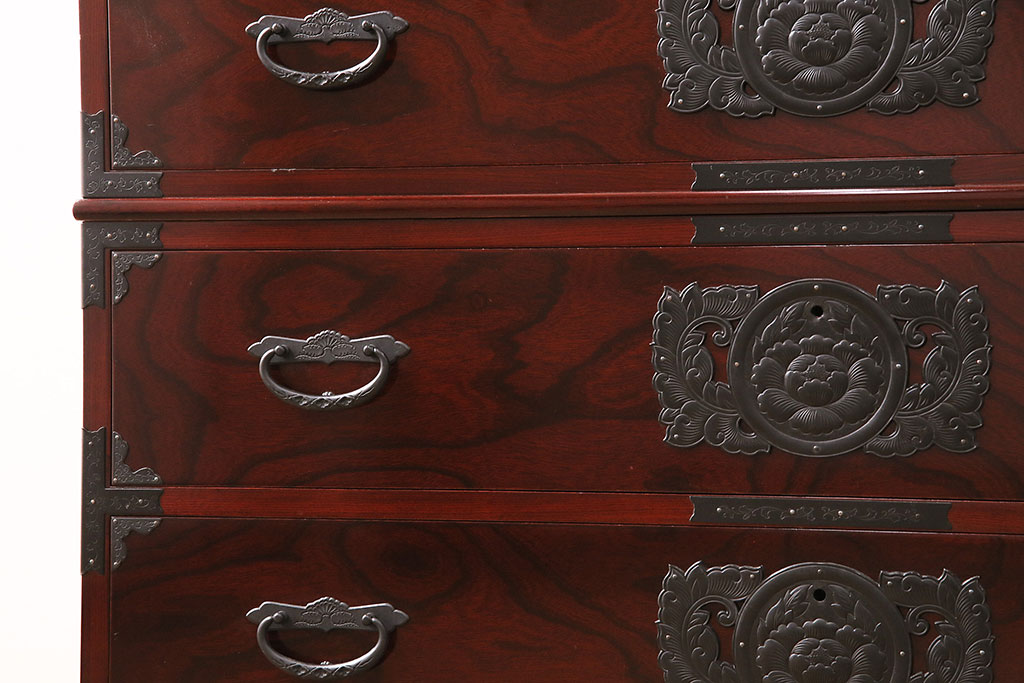 中古　美品　田中家具　ケヤキ材　気品ある佇まいが魅力的な二本松伝統家具の重ね箪笥(衣装箪笥、引き出し)(定価約40万円)(R-048998)