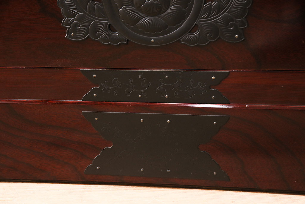 中古　美品　田中家具　ケヤキ材　気品ある佇まいが魅力的な二本松伝統家具の重ね箪笥(衣装箪笥、引き出し)(定価約40万円)(R-048998)
