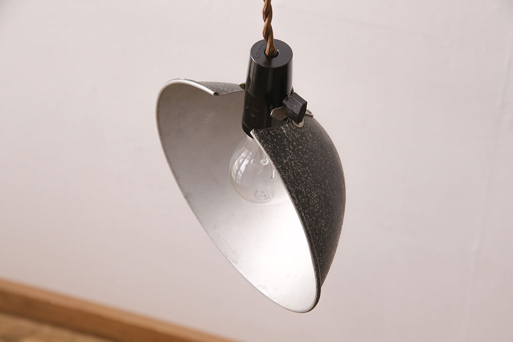 アンティーク照明　シェードがお洒落!メンズライクの空間づくりにおすすめの吊り下げ照明(ペンダントライト、天井照明、シェード)(R-049129)