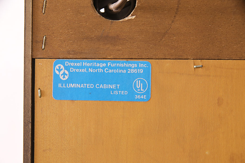 中古　DREXEL HERITAGE(ドレクセルヘリテイジ)　洗練されたデザインが魅力的なダウンライト付きキャビネット(飾り棚、食器棚、収納棚)(R-049218)