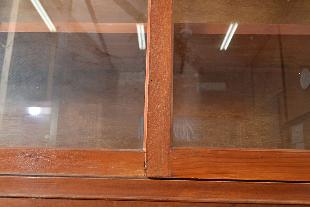 和製アンティーク　昭和中期　人気の薄型!　重ねガラス戸棚(収納棚、キャビネット、食器棚、飾り棚)(R-049271)