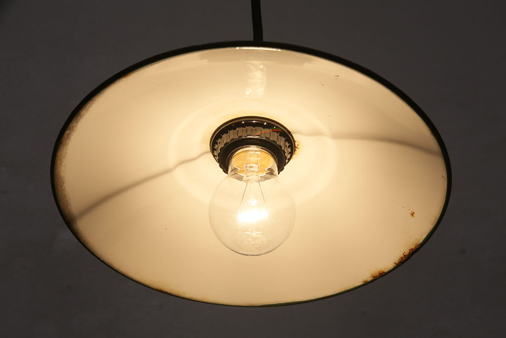 アンティーク照明　ノスタルジックな雰囲気漂うホーロー製天井照明(吊り下げ照明、ペンダントライト、琺瑯)(R-049431)