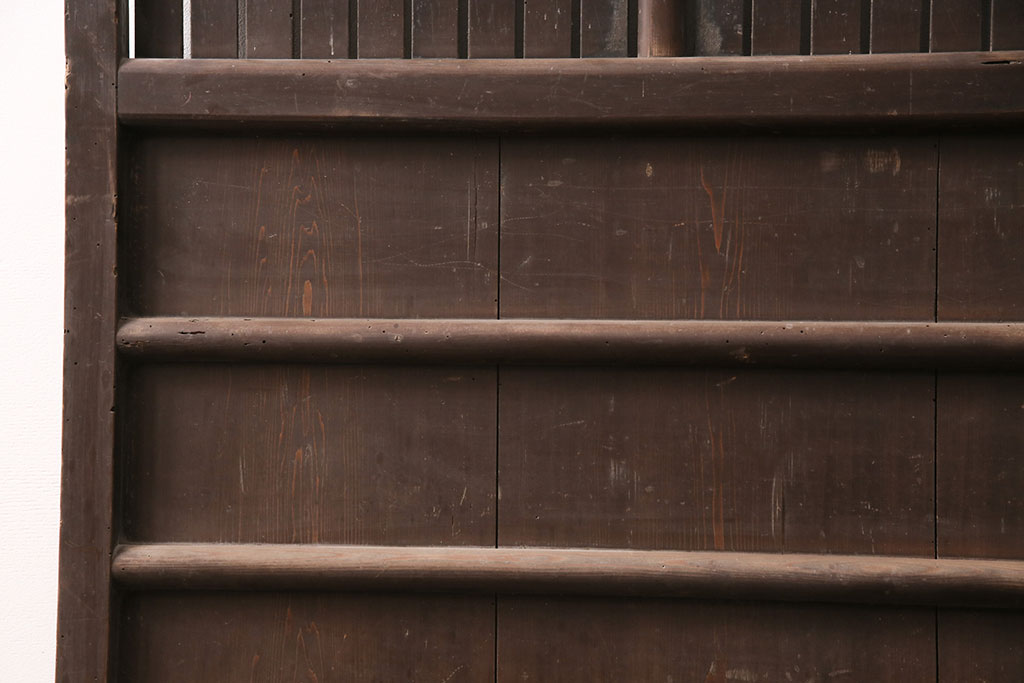 アンティーク建具　整然と並ぶ縦桟が和モダンな雰囲気を高める蔵戸(格子戸、引き戸、玄関戸)(R-049442)