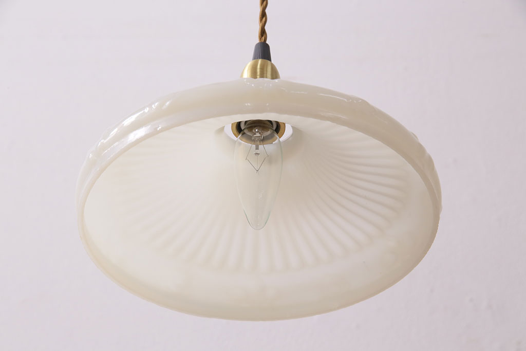 アンティーク照明　ミルクガラスのシェードがおしゃれな吊り下げ照明(天井照明、ペンダントライト、シェード)(R-049585)
