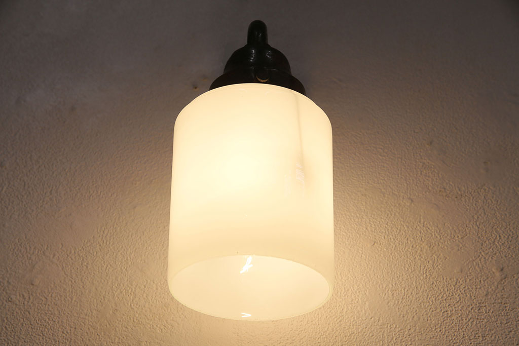 アンティーク照明　昭和初期　ブラケットの風合いとシンプルなシェードがレトロな雰囲気を醸しだすウォールランプ(壁付け照明、壁掛け照明)(R-049659)