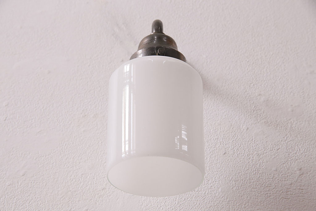 アンティーク照明　昭和初期　ブラケットの風合いとシンプルなシェードがレトロな雰囲気を醸しだすウォールランプ(壁付け照明、壁掛け照明)(R-049659)
