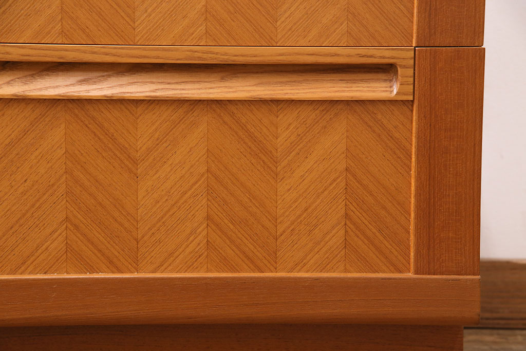 ヴィンテージ家具　イギリスビンテージ　G-PLAN(ジープラン)　チーク材　パーケットがおしゃれなチェスト(引き出し、リビングボード、ローボード、テレビボード)(R-049736)
