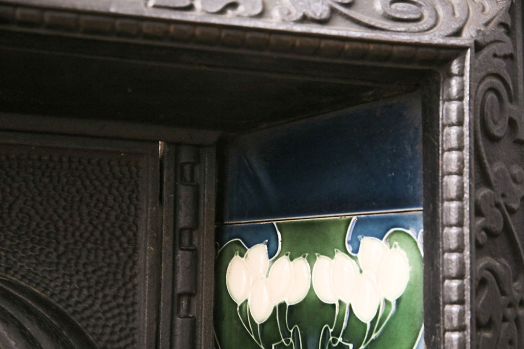 イギリスアンティークアンティーク　色鮮やかな花柄が華やかさを演出するマントルピース(暖炉、ファイヤープレイス)(R-049799)