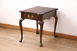 中古　アメリカ製　高級輸入家具　HARDEN(ハーデン)社　優雅な雰囲気漂うマホガニー材製のサイドテーブル(ナイトテーブル、カフェテーブル)(R-049801)
