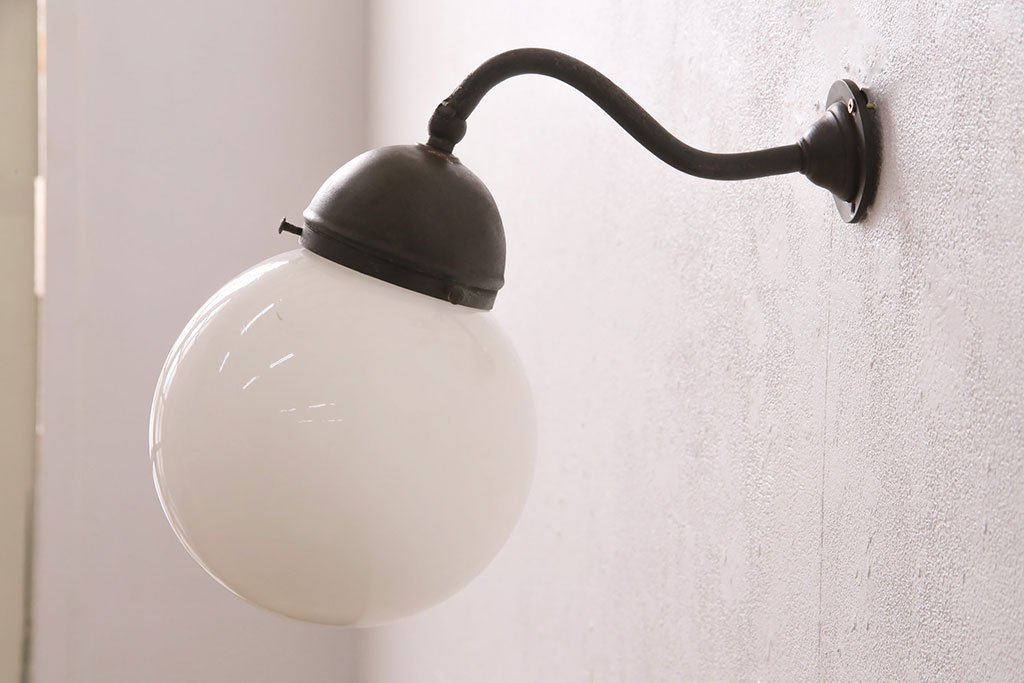 アンティーク照明　ブラケットのシルエットがお洒落なアクセントになるウォールランプ(壁掛け照明、壁付け照明)(R-049838)
