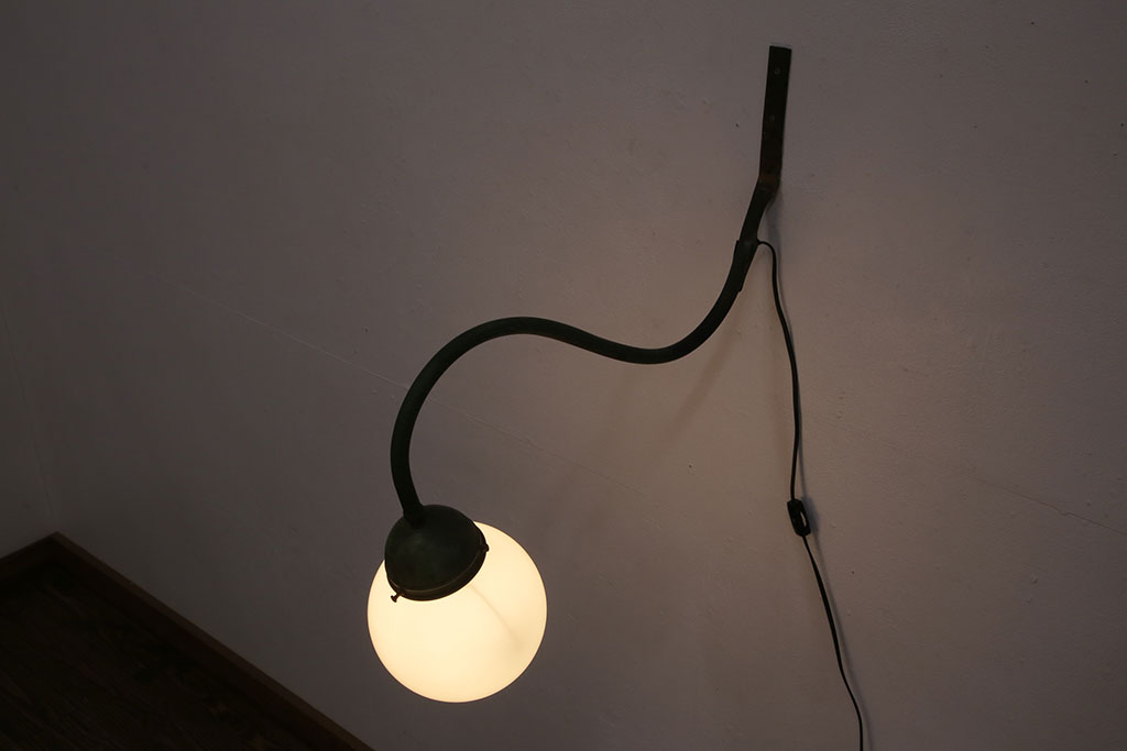 アンティーク照明　ユニークなシルエットが目を引くウォールランプ(壁掛け照明、壁付け照明)(R-049839)