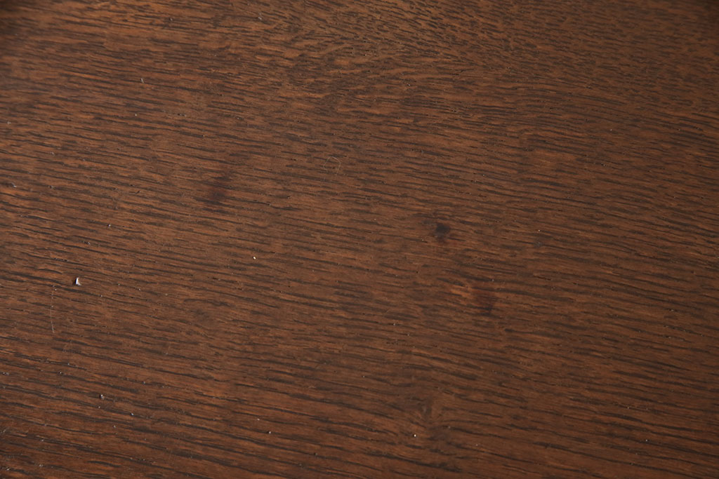 ビンテージ家具　神戸洋家具　どこから見ても美しいフォルムが目を惹くナラ材製サイドテーブル(カフェテーブル、オケージョナルテーブル、飾り台、ヴィンテージ)(R-049843)