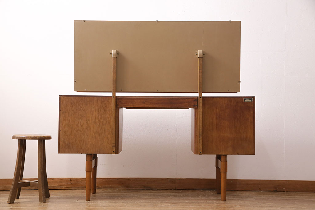 イギリスビンテージ　HERBERT E GIBBS(ハーバート・E・ギブス)　スタイリッシュなデザインが魅力的なチーク材製ドレッシングテーブル(ドレッサー、化粧台、引き出し、ヴィンテージ)(R-049848)