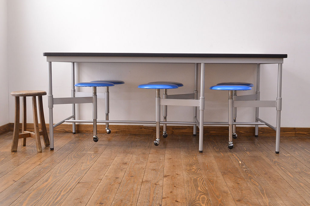 見た目のユニークさと機能性を兼ね備えた格納スツール6脚付きテーブル(6人用ダイニングテーブル、作業台)(R-049933)