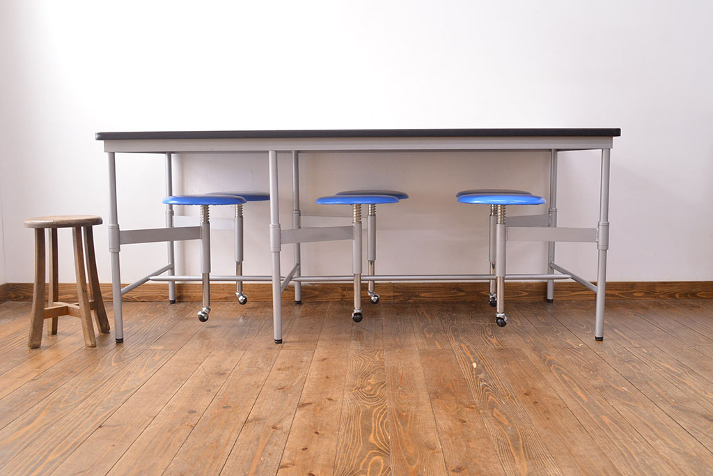 見た目のユニークさと機能性を兼ね備えた格納スツール6脚付きテーブル(6人用ダイニングテーブル、作業台)(R-049933)