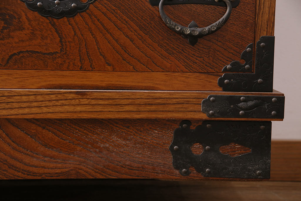 和製ヴィンテージ　岩谷堂箪笥　迫力のある手打ち金具が見事な衣装タンス(和タンス、衣装箪笥、引き出し、ビンテージ、サイドボード)(R-050035)