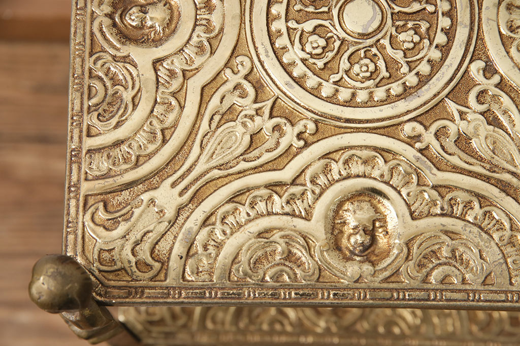 和製ビンテージ　高級品　優雅な雰囲気を醸し出す真鍮製飾り棚(飾り台、花台、ヴィンテージ)(R-050075)