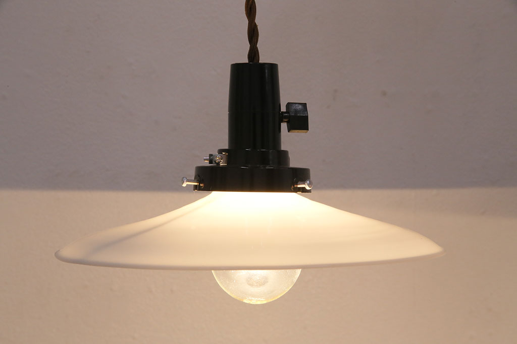 アンティーク照明　ジャンク品　シンプルでレトロな平笠シェードのペンダントライト2個セット(天井照明、吊り下げ照明、電笠)(R-050103)