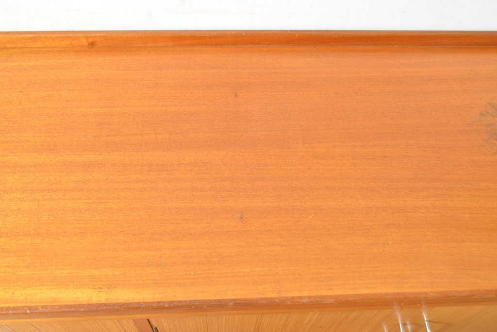 イギリスヴィンテージ　トーラ材　シンプルでスタイリッシュなデザインのサイドボード(ビンテージ、収納棚、リビングボード)(R-050205)