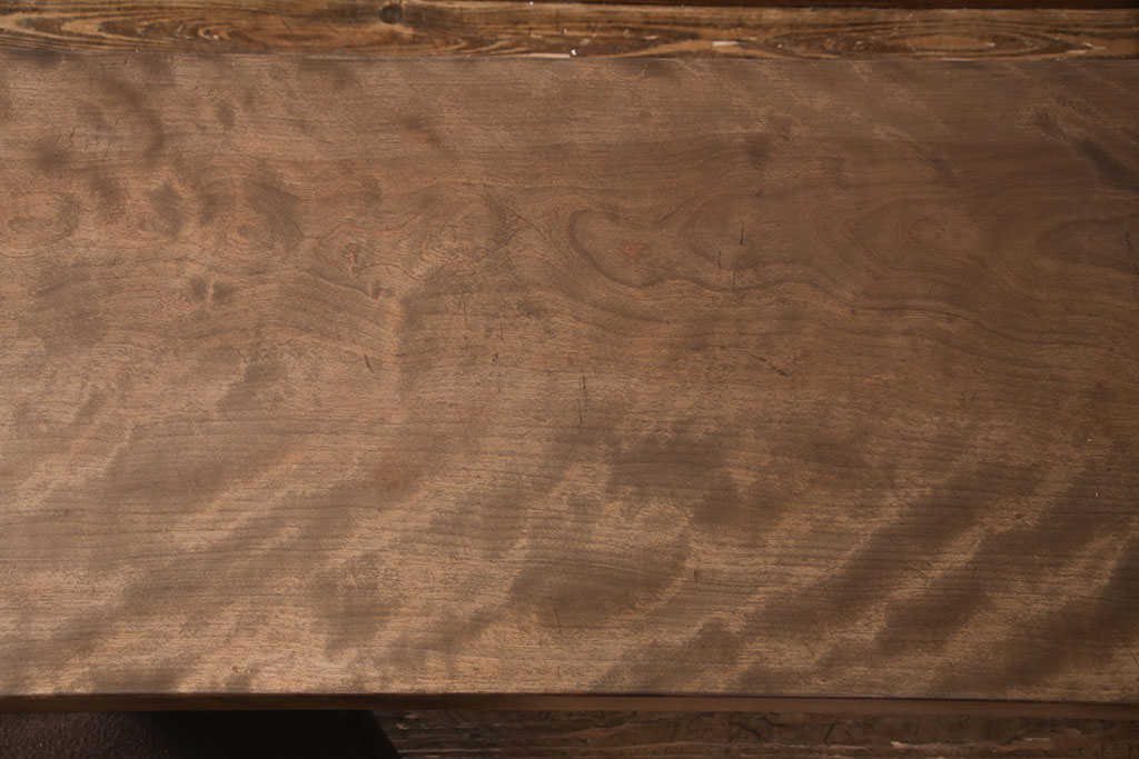 【セミオーダー家具実例】水目桜の一枚板に高品質リペアを施しました。両面使用できるよう穴埋めをし、当店商品を参考にした色味に着色して仕上げました。(材料、天板、DIY)