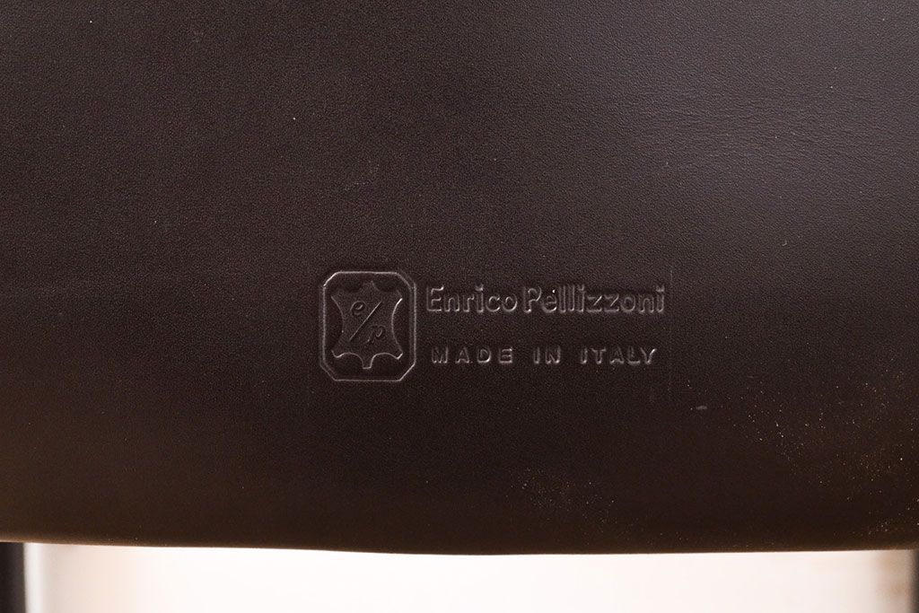 中古　イタリア　Enrico Pellizzoni(エンリコペリッツォーニ)　モダンでスタイリッシュな空間づくりにおすすめのブラックカラーの本革チェア(椅子)(R-050328)