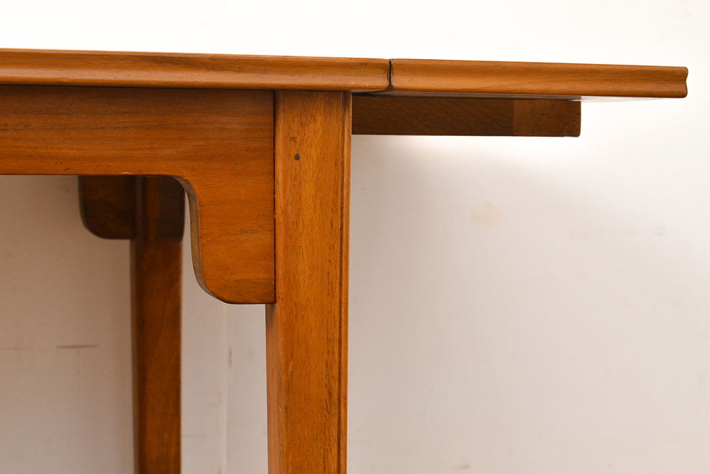 ビンテージ家具　北欧ヴィンテージ　チーク材　珍しいデザインが使い勝手の良いバタフライテーブル(サイドテーブル、オケージョナルテーブル)(R-050331)