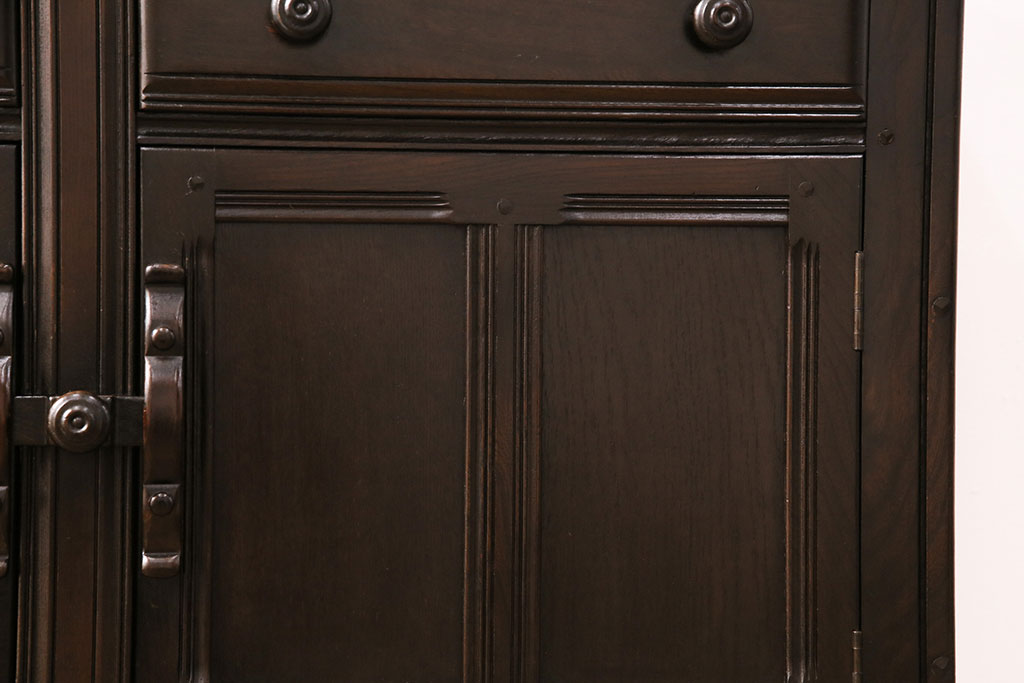 ヴィンテージ家具　イギリスビンテージ　ERCOL(アーコール)　old colonial(オールドコロニアル)　彫りの装飾が目を引くクラシカルなサイドボード(収納棚、キャビネット)(R-050416)