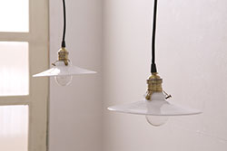 アンティーク照明　古き良き時代の味を感じる平笠シェードのペンダントライト2個セット(吊り下げ照明、天井照明)(R-050422)