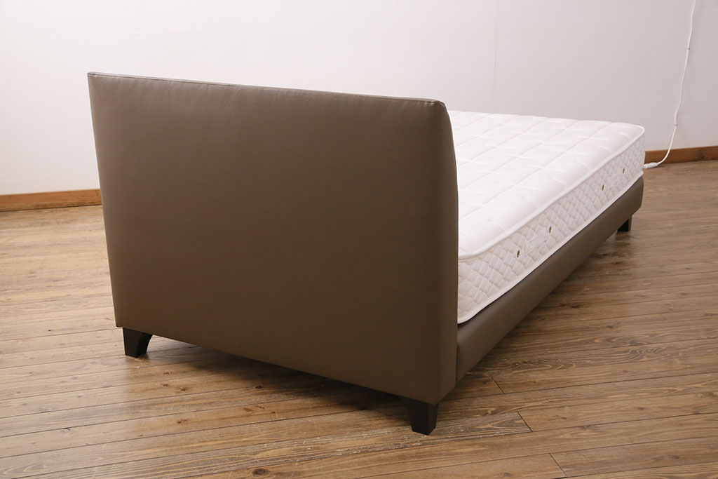 中古　極美品　2017年製　NIHON BED(日本ベッド)　希少!シンプルモダンな空間づくりにおすすめのベッド(セミダブル)(定価約31万9千円)(R-050662)