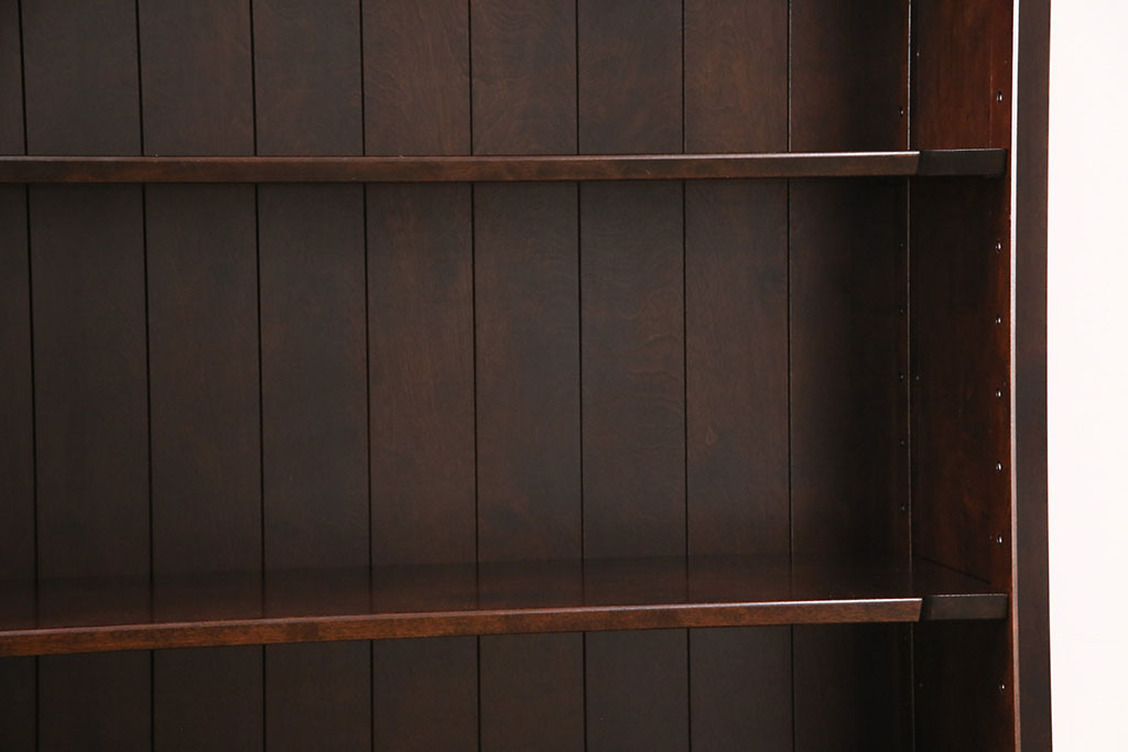 中古　北海道民芸家具　シンプルながらもクラシカルな雰囲気漂う本棚(ブックシェルフ、飾り棚、収納棚)(定価約22万円)(R-050751)