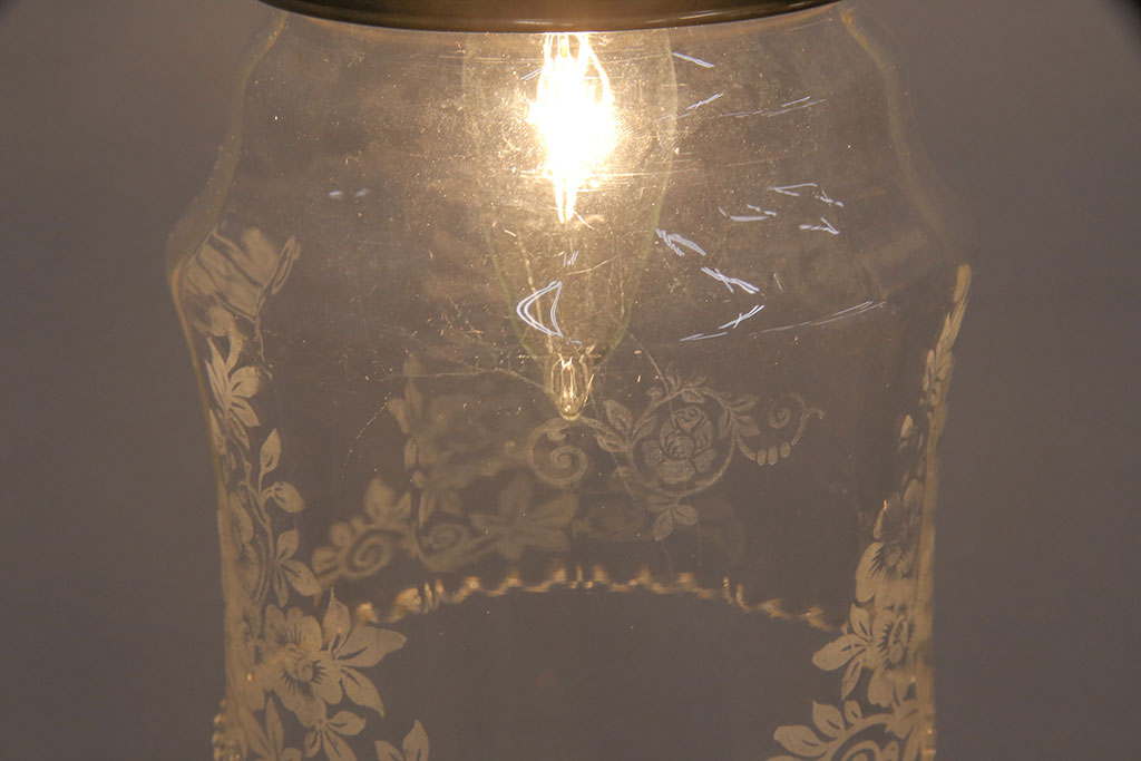 アンティーク照明　イギリスアンティーク　小さなフリルと花模様のすり加工が上品な雰囲気を高めるペンダントライト(吊り下げ照明、天井照明、シェード)(R-050799)