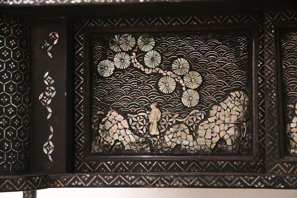 和製アンティーク　時代物　螺鈿細工で描かれた細かな絵柄が美しい飾り棚(茶棚、収納棚、戸棚)(R-050893)