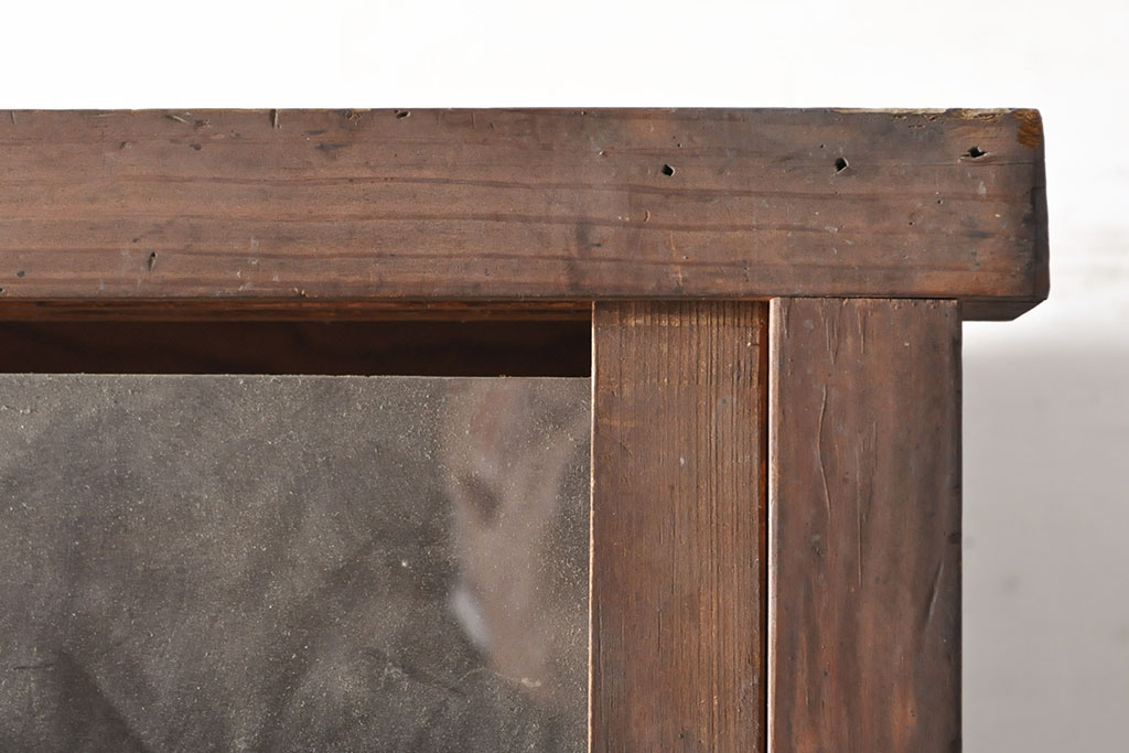 和製アンティーク　杉材　ひな壇付き　ディスプレイにもおすすめなガラス戸棚(収納棚、キャビネット、飾り棚、リビングボード)(R-050937)