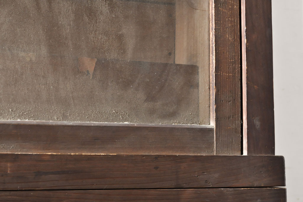 和製アンティーク　杉材　ひな壇付き　ディスプレイにもおすすめなガラス戸棚(収納棚、キャビネット、飾り棚、リビングボード)(R-050937)