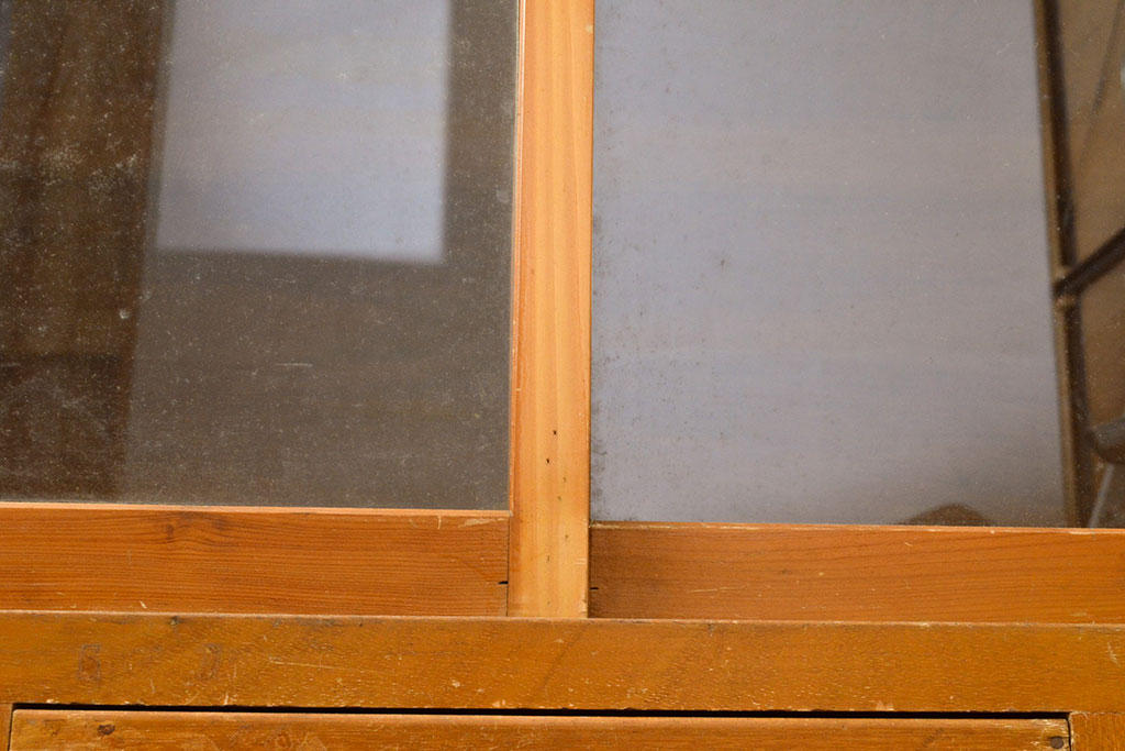 アンティーク家具　昭和中期　ラワン材　リビングボードとしてもおすすめ!素朴な木の風合いが味わい深い収納棚(サイドボード、飾り棚、陳列棚、店舗什器、引き出し)(R-051060)