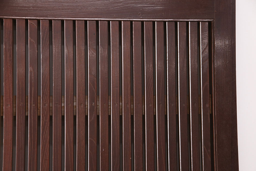 アンティーク建具　総ケヤキ材　枡格子状の帯鉄と大ぶりの金具が重厚感を演出する格子蔵戸1枚(格子戸、建具、玄関戸、引き戸)(R-051157)
