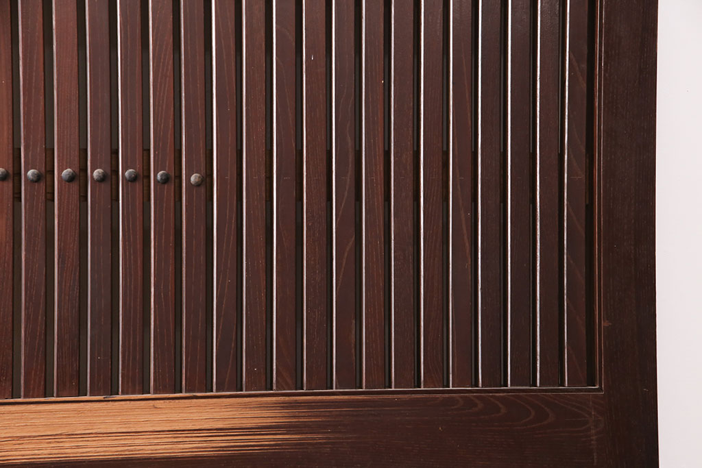 アンティーク建具　総ケヤキ材　枡格子状の帯鉄と大ぶりの金具が重厚感を演出する格子蔵戸1枚(格子戸、建具、玄関戸、引き戸)(R-051157)