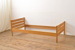 ヴィンテージ家具　ナラ無垢材　ナチュラルテイストの空間づくりにおすすめ!木の温もりを感じられるベッドフレーム(セミシングル、ビンテージ)(R-051159)