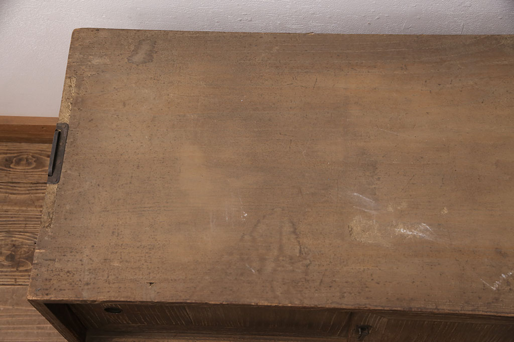 アンティーク家具　昭和初期　経年を感じさせる味わいのある木肌が魅力の桐箪笥ローボード(リビングボード、収納棚、テレビ台、テレビボード、桐たんす)(R-051342)