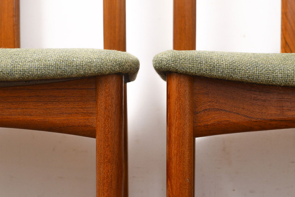 デンマークヴィンテージ　チーク材　丸味を帯びたデザインが温かみを感じるダイニングチェア4脚セット(椅子、イス、ビンテージ、北欧)(R-051505)