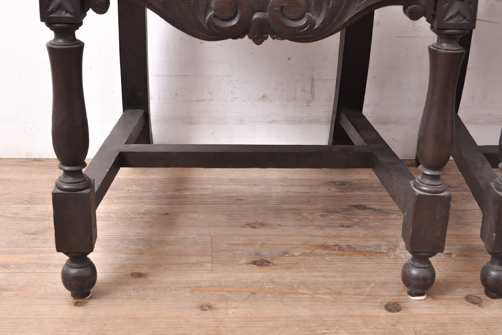 イギリスアンティーク　オーク材　クラシカルな佇まいが魅力!座面にまで素晴らしい彫刻が施された板座チェア2脚セット(ダイニングチェア)(R-051618)