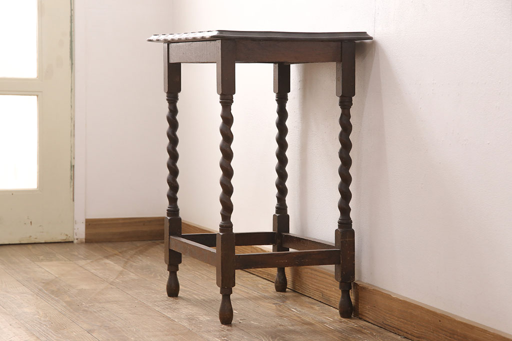 イギリスアンティーク　オーク材　ツイストレッグと天板の縁のデザインがお洒落なサイドテーブル(飾り台)(R-051643)