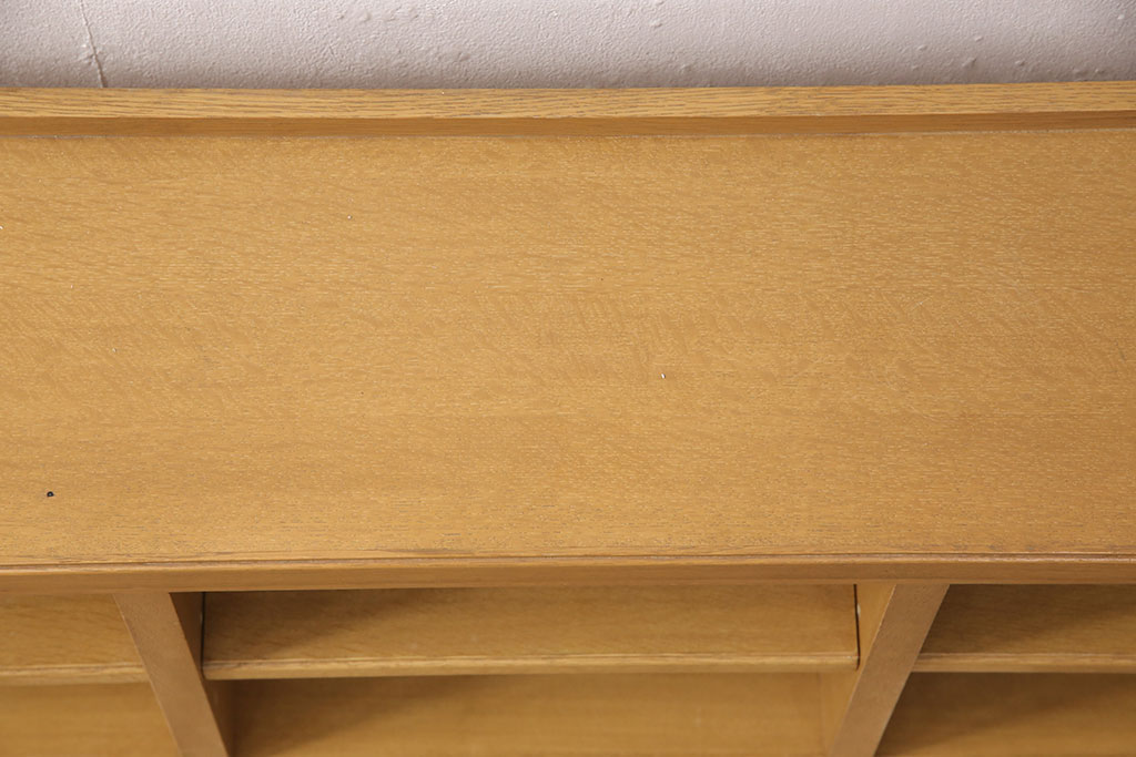 和製ヴィンテージ　神戸洋家具　ナラ材　CDや本の整理に活躍する横長の飾り棚(ローボード、本棚、CDラック、ビンテージ)(R-051646)