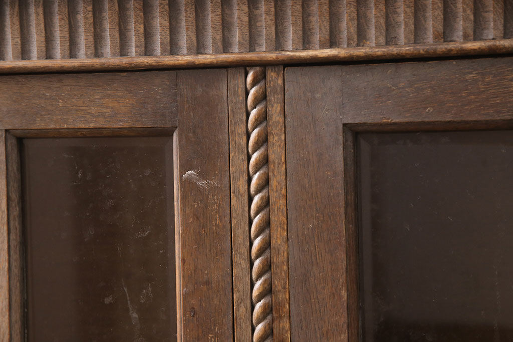 和製ヴィンテージ　神戸洋家具　西洋風のクラシカルな佇まいがお洒落なナラ材製キャビネット(サイドボード、ブックケース、収納棚)(R-051674)