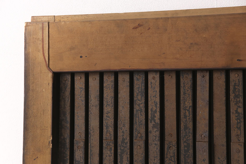 アンティーク建具　ヒノキ材・腰板ケヤキ材　上品さと重厚感を兼ね備えた富山蔵戸1枚(格子蔵戸、玄関戸、玄関ドア、引き戸)(R-051730)